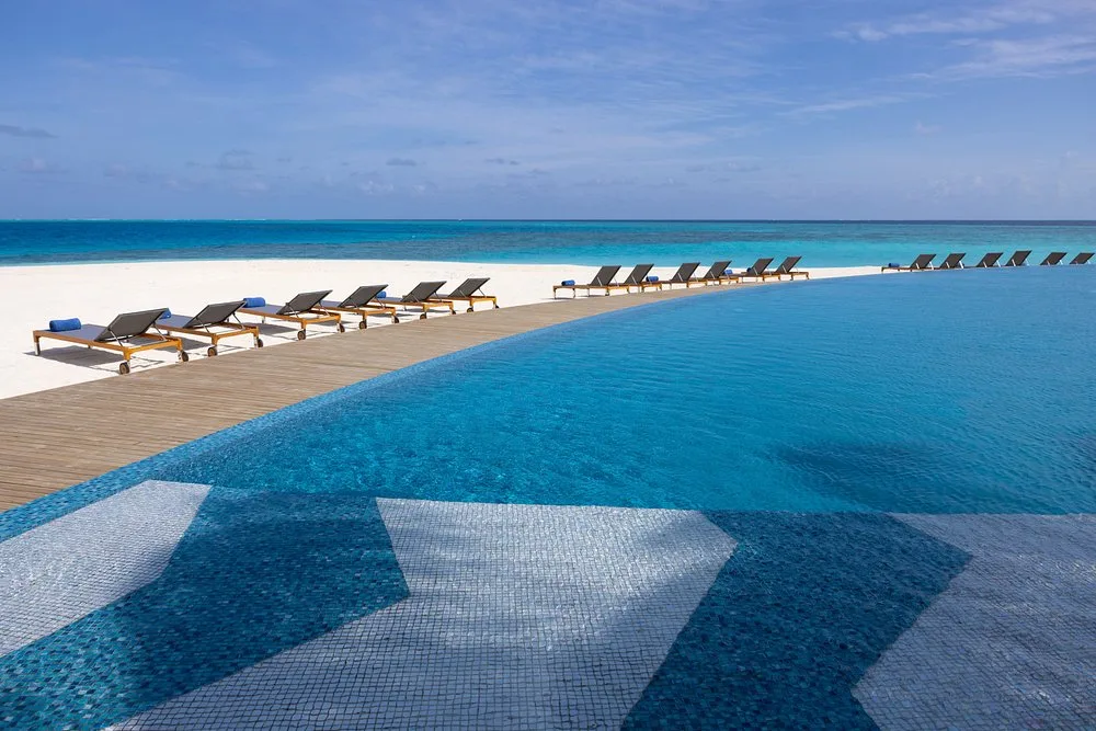 avani fares maldives resort: Бассейн и пляж 4