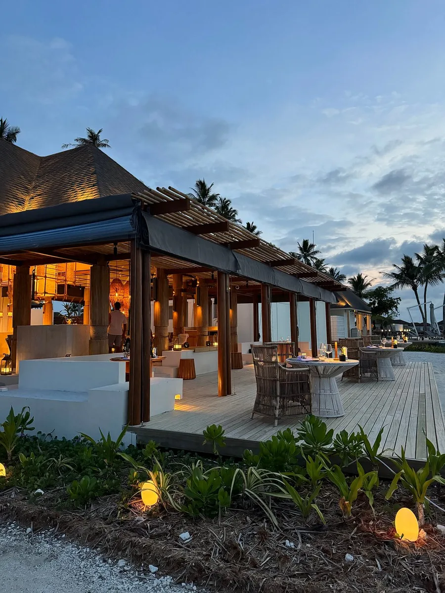 avani fares maldives resort: Ресторан 1