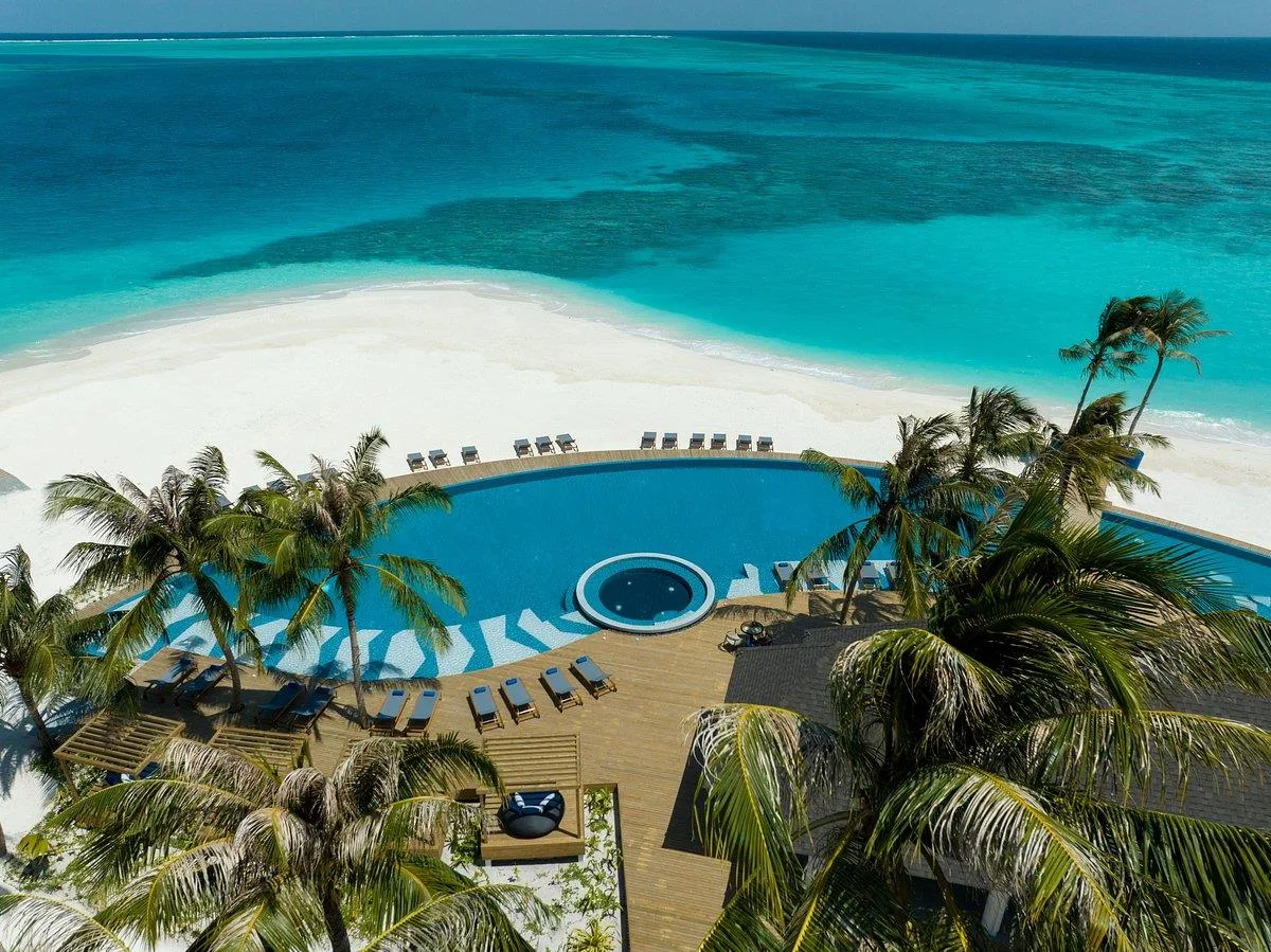 avani fares maldives resort 5*